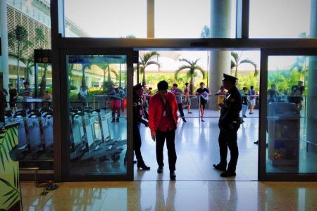 マクタン空港ターミナル2お迎えゲート